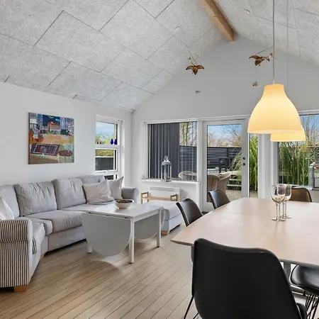 Lanica - 150m From The Sea By Interhome Nyaraló