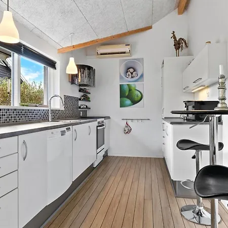 Lanica - 150m From The Sea By Interhome