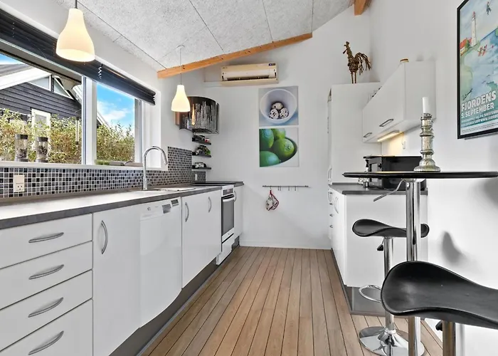 Lanica - 150m From The Sea By Interhome